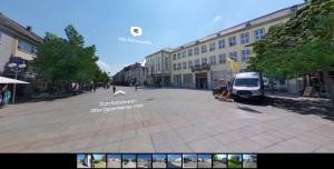 Blick auf den Rathausplatz mit Info-Sprechblasen 