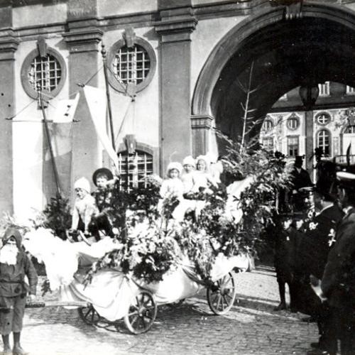 Sommertagszug 1911, Ehrenhof Schloss Bruchsal. Foto Stadtarchiv