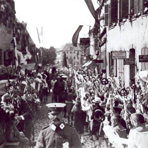 Sommertagszug 1911, Straßenszene. Foto Stadtarchiv
