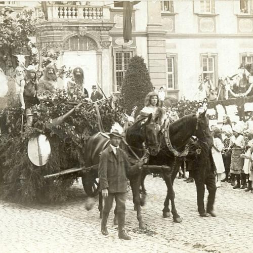 Sommertagszug 1924, Ehrenhof Schloss Bruchsal. Foto Stadtarchiv (2)