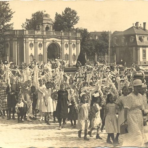 Sommertagszug 1924, Ehrenhof Schloss Bruchsal. Foto Stadtarchiv (3)