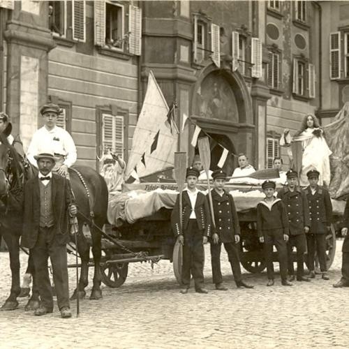 Sommertagszug 1924, Ehrenhof Schloss Bruchsal. Foto Stadtarchiv