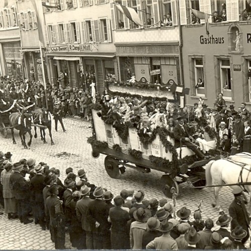 Sommertagszug 1924, Straßenszene. Foto Städtisches Museum
