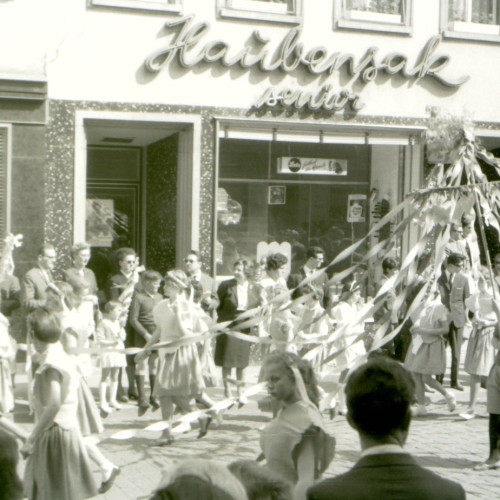 Sommertagszug 1961, Straßenszene. Foto Stadtarchiv