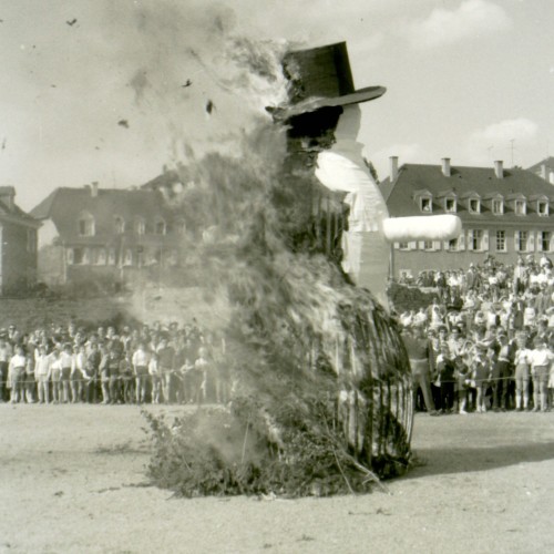 Sommertagszug 1961, Verbrennung Schneemannfigur. Foto Stadtarchiv