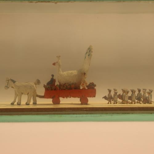 Wagen mit Vogel gefolgt von einer Jungengruppe mit Steckenpferden. Foto Städtisches Museum