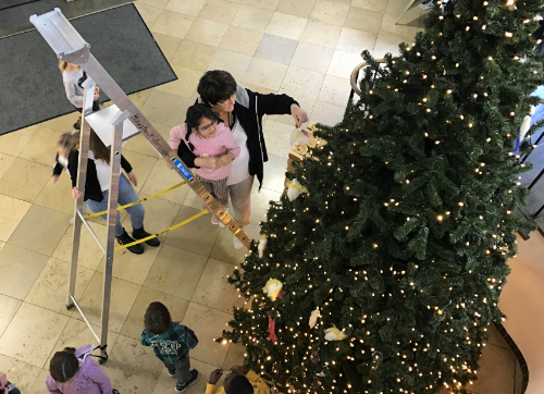 Oberbürgermeisterin schmückt Baum gemeinsam mit Kindern 