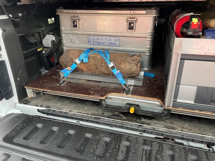 Entschärfte Bombe mit Gurten