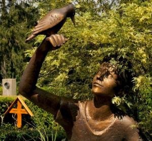 Bronzestatue Junge mit Vogel auf der Hand