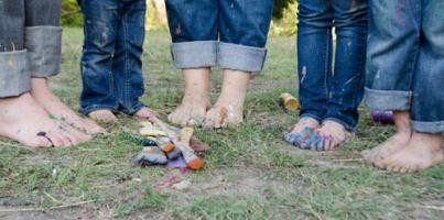 Füße von Familienmitglieder auf dem Rasen