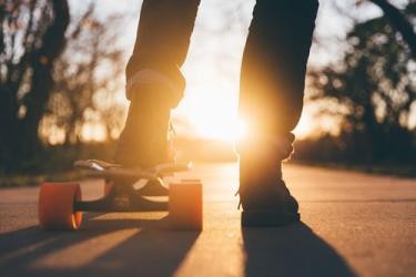 Teenager auf Skateboard 