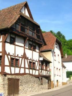 Außenansicht des Fachwerkhauses. Innen befindet sich das Heimatmuseum Untergrombach Uch