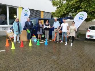 Gruppenbild vor Spielmobil