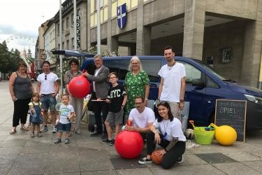 Gruppenfoto, Spielmobil vor dem Rathaus