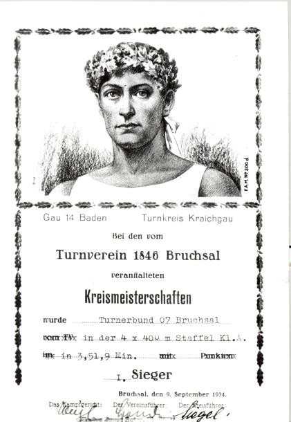 Urkunde der Kreismeisterschaften 1936 für die 4x400 Meter Staffel, Blätterranke als Rahmen, oben Zeichnung der Büste eines Mannes im ärmellosen Trikot mit Eichenlaubkrone