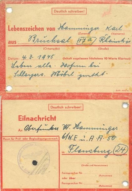 Vorder- und Rückseite der Postkarte; rot umrandet, beschriftet mit blauer Tinten, Stempel mit Reichsadler auf der Rückseite, Hakenkreuz übermalt        