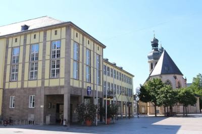 Rathaus am Marktplatz mit Kirche
