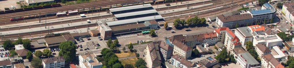 Luftbild auf Bruchsaler Bahnhofsgebäude, Gleise und umliegende Straßen