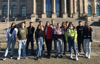 Jugendgemeinderat vor dem Reichstag in Berlin