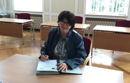 Oberbürgermeisterin Cornelia Petzold-Schick unterschreibt Urkunden der ernannten MItglieder des Jugendgemeinderats