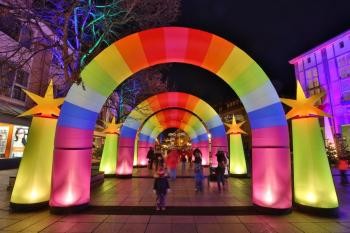 Leuchtpylone Regenbogen auf dem Rathausplatz