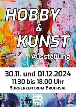 Bunt beleuchtetes Kaufhaus Jost. Davor Jahrmarktstände und Holzhütten, die ebenfalls weihnachtlich geschmückt sind.