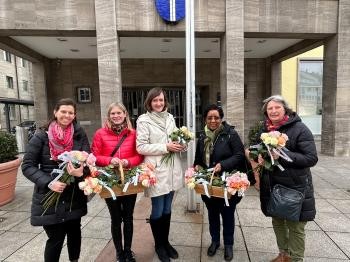 Die Mitarbeiterinnen des Stadtmarketings, die Gleichstellungsbeauftragte und 2 Vertreterinnen des Bündnis 8. März mit Rosen in den Händen vor dem Rathaus Bruchsal