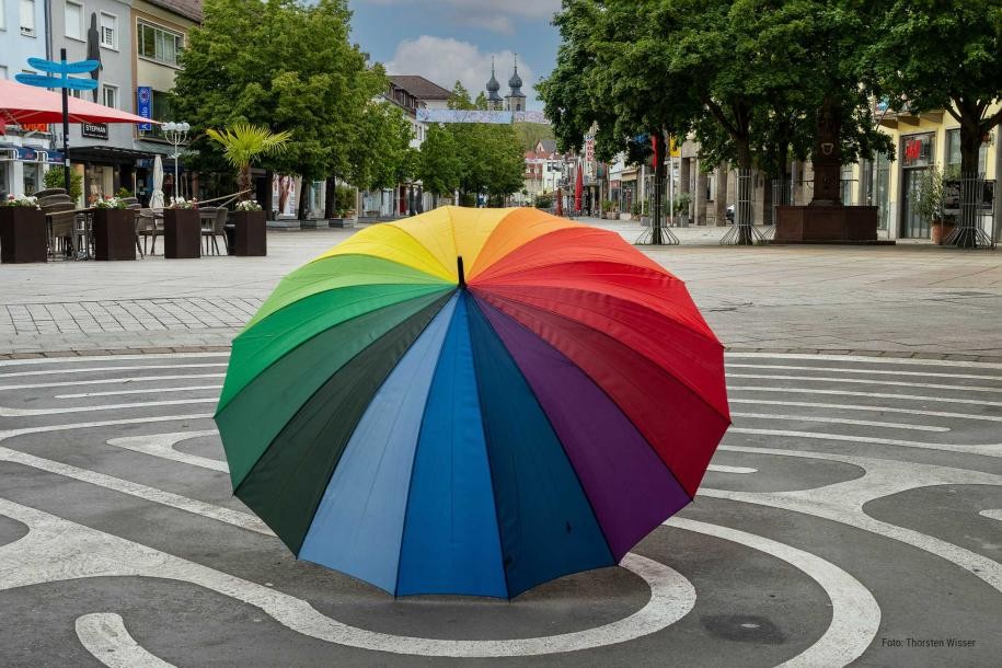 Bunter Regenschirm auf dem Marktplatz am Rathaus