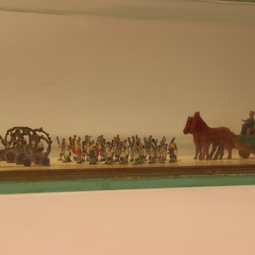 Kinderradgruppe, Kinder mit Sommertagsstecken, Wagen der Flugsportgruppe. Foto Städtisches Museum