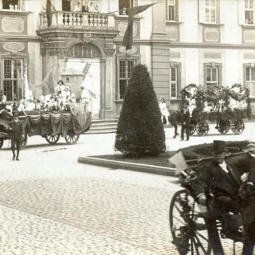 Sommertagszug 1924, Ehrenhof Schloss Bruchsal. Foto Stadtarchiv (1)
