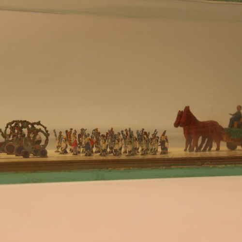 Kinderradgruppe, Kinder mit Sommertagsstecken, Wagen der Flugsportgruppe. Foto Städtisches Museum