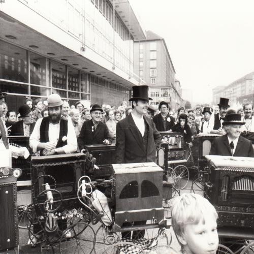 Beim 4 Drehorgel-Treffen rund um den Dresdener Kulturpalast, Oktober 1987 Ganz links H-Günther Preusche aus Leonberg als einer der ersten westdeutschen Teilnehmer