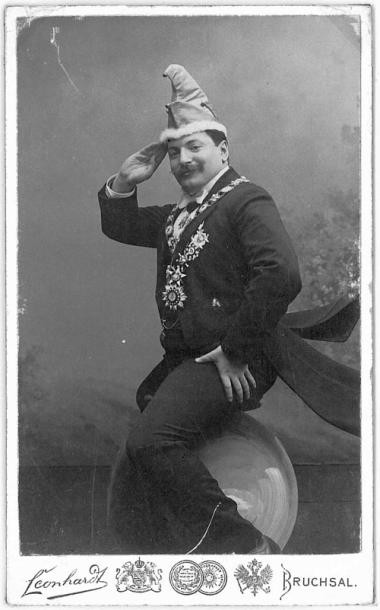Schwarzweiß-Bild von Otto Oppenheimer mit Narrenkappe