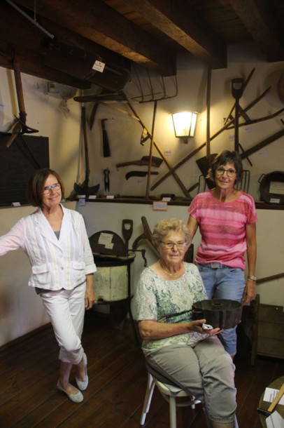 Frau Pabst mit Ihrer Tochter und Frau Schmidt übergaben die Backform zur Ausstellung im Heimatmuseum Heidelsheim