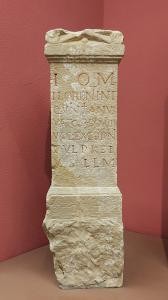 Der Weihestein mit Inschrift