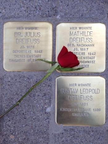 Projekt Stolpersteine, Foto: Friedmann Beispielfoto mit drei Stolpersteinen mit roter Rose