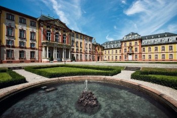 Springbrunnen mit Schloss im Hintergrund 
