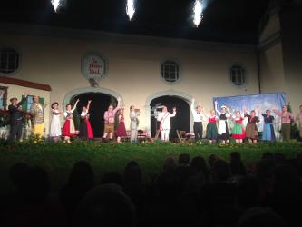 Sommerfreilicht des Amateurtheaters „Koralle“ vor dem historischen Belvedere. (Aufnahme: Amateurtheater Die Koralle e.V.)