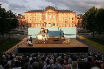 Theatersommer vor der Kulisse des Barockschlosses Bruchsal.
