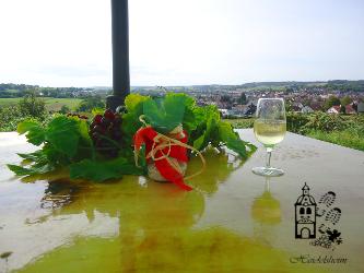 Panorama über Heidelsheim vom Altenberg aus mit einem Glas Wein und Tischdeko