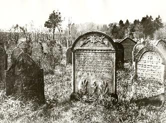 Historische Ansicht des jüdischen Friedhofes auf dem Eichelberg vor seiner Schändung 1938/39. (Vorlage und Reproduktion: Landesarchiv Baden-Württemberg, Generallandesarchiv Karlsruhe)