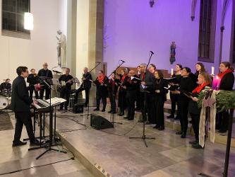 Chormitglieder des Pop-Chors mit Band und Chorleiter
