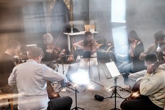 Liam Byrne und das ensemble reflektor bei der Probe zum Programm "Verklärte Nacht"