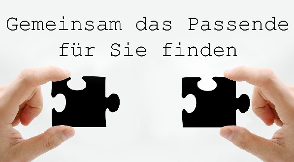 Zwei Hände halten jeweils ein Puzzlestück. Darüber steht: "Gemeinsam das Passende für Sie finden"