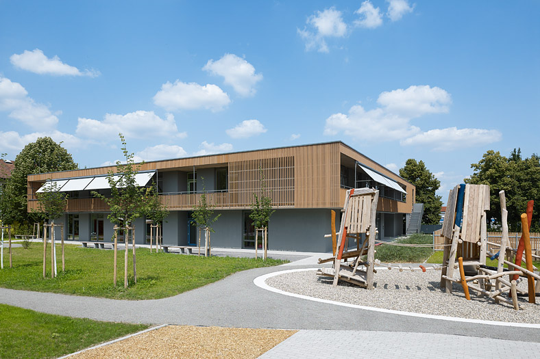 Gebäude Kinderhaus Merlin mit Spielplatz im Außenbereich