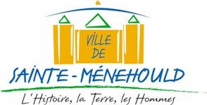 Bild zeigt das Logo der Stadt Sainte-Ménehould: gelbes Rathaus mit grünen Dächern und der Unterschrift Sainte-Ménehould L'Histoire, la Terre, les Hommes