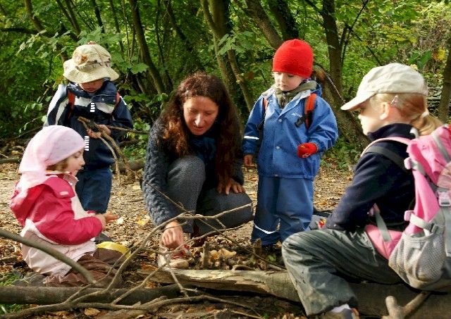 Kinder im Wald- und Naturkindergarten 