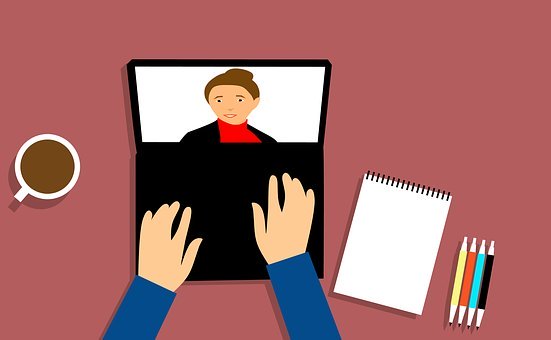Farbige Zeichnung einer Person, die mit Arbeitsmaterial an einem Laptop sitzt