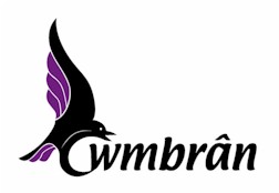 Bild zeigt das Logo der Stadt Cwmbran: Schwarzer Vogel mit lila Flügel und der Name Cwmbrân