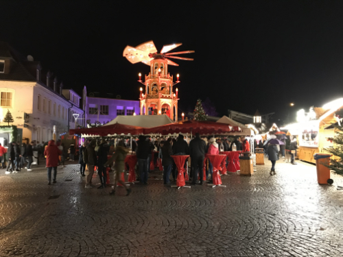 Weihnachtsmarkt und Pyramide auf Otto-Oppenheimer-Platz